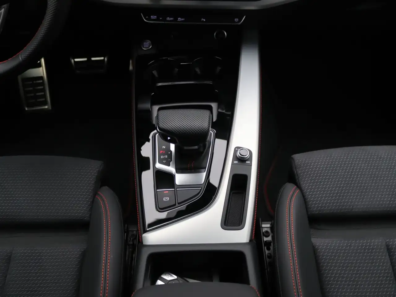 Audi A4 S-Line 40 TFSI S-tronic / Matrix, HuD — معرض صور السيارة 12