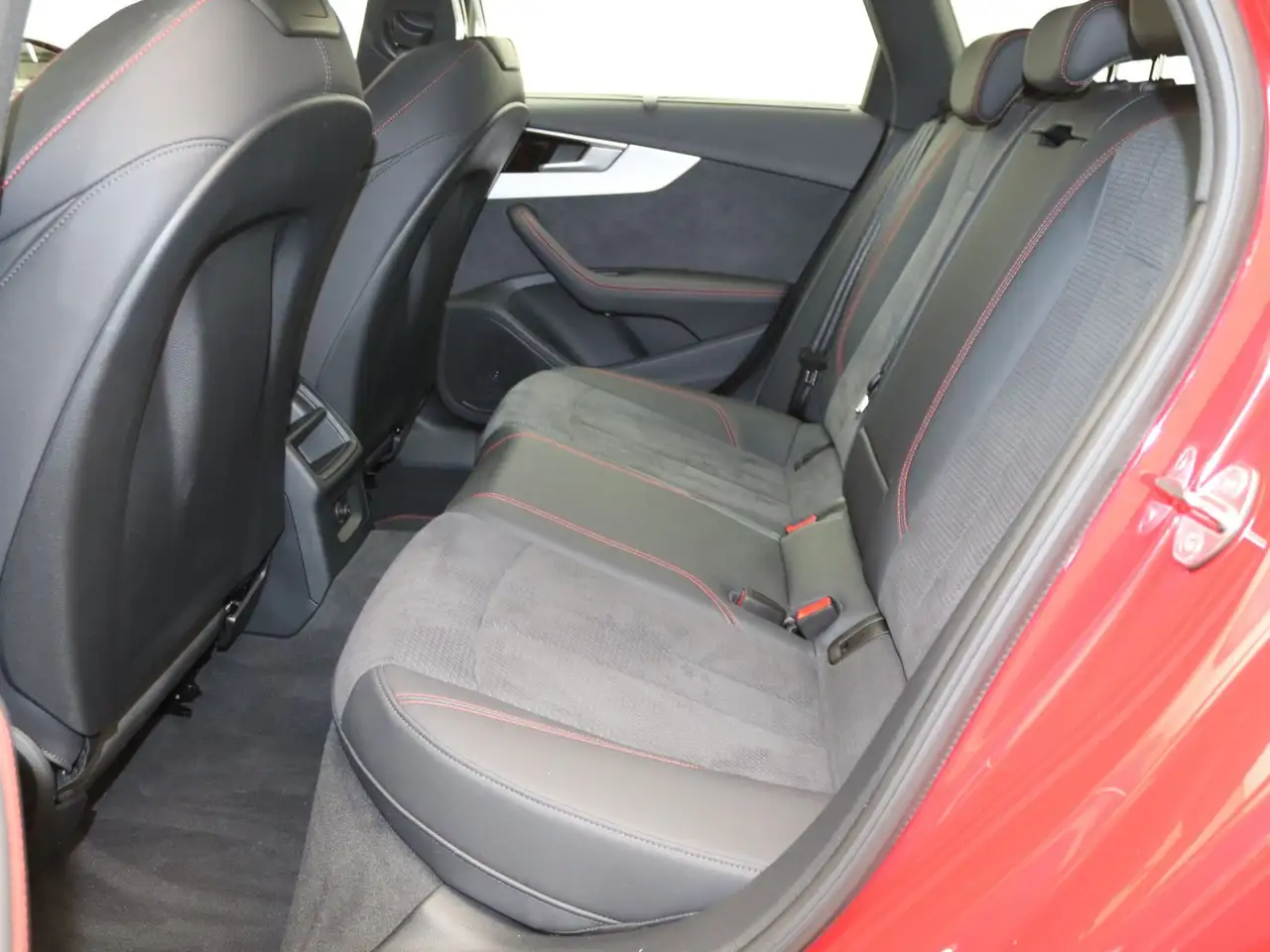 Audi A4 S-Line 40 TFSI S-tronic / Matrix, HuD — معرض صور السيارة 13