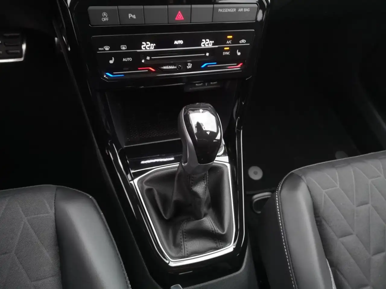 Volkswagen T-Cross Life 1.0 l TSI DSG*LED*NAVI*KAM*DAB+*SHZ — معرض صور السيارة 21