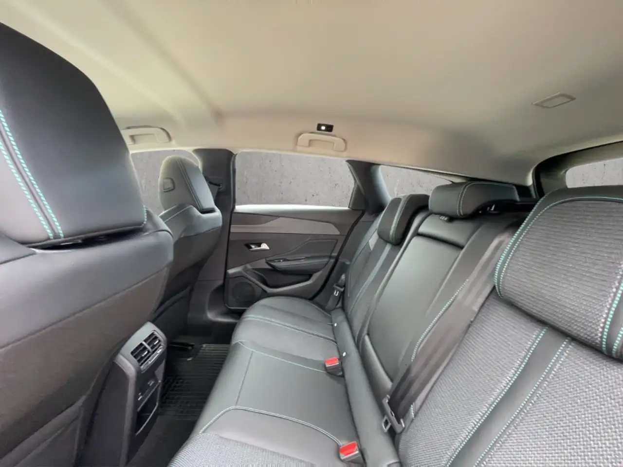 Peugeot 308 SW Allure HYBRID 136 DSC6 LED CarPlay Kamera ACC — Galería del vehículo 8