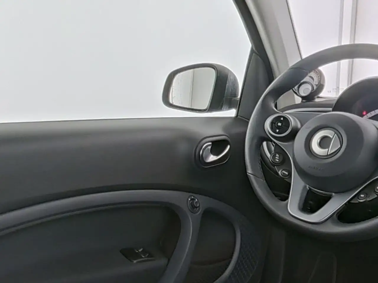 smart forTwo EQ PASSION/EXCLUSIVE/22KW/KAM+PTS/PANO/SHZ/LED — معرض صور السيارة 9