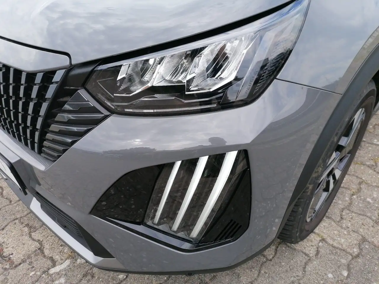 Peugeot 2008 1.2 PureTech 130 Allure LED PDC KlimaA AUT — معرض صور السيارة 3