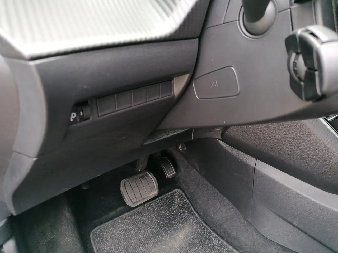 Peugeot 2008 1.2 PureTech 130 Allure LED PDC KlimaA AUT — معرض صور السيارة 17