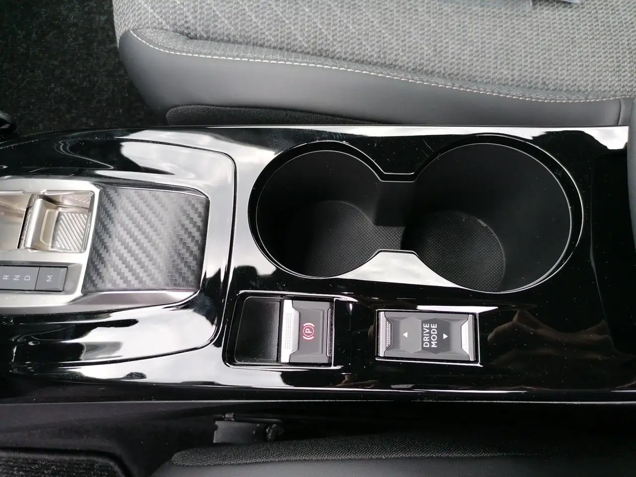 Peugeot 2008 1.2 PureTech 130 Allure LED PDC KlimaA AUT — معرض صور السيارة 23