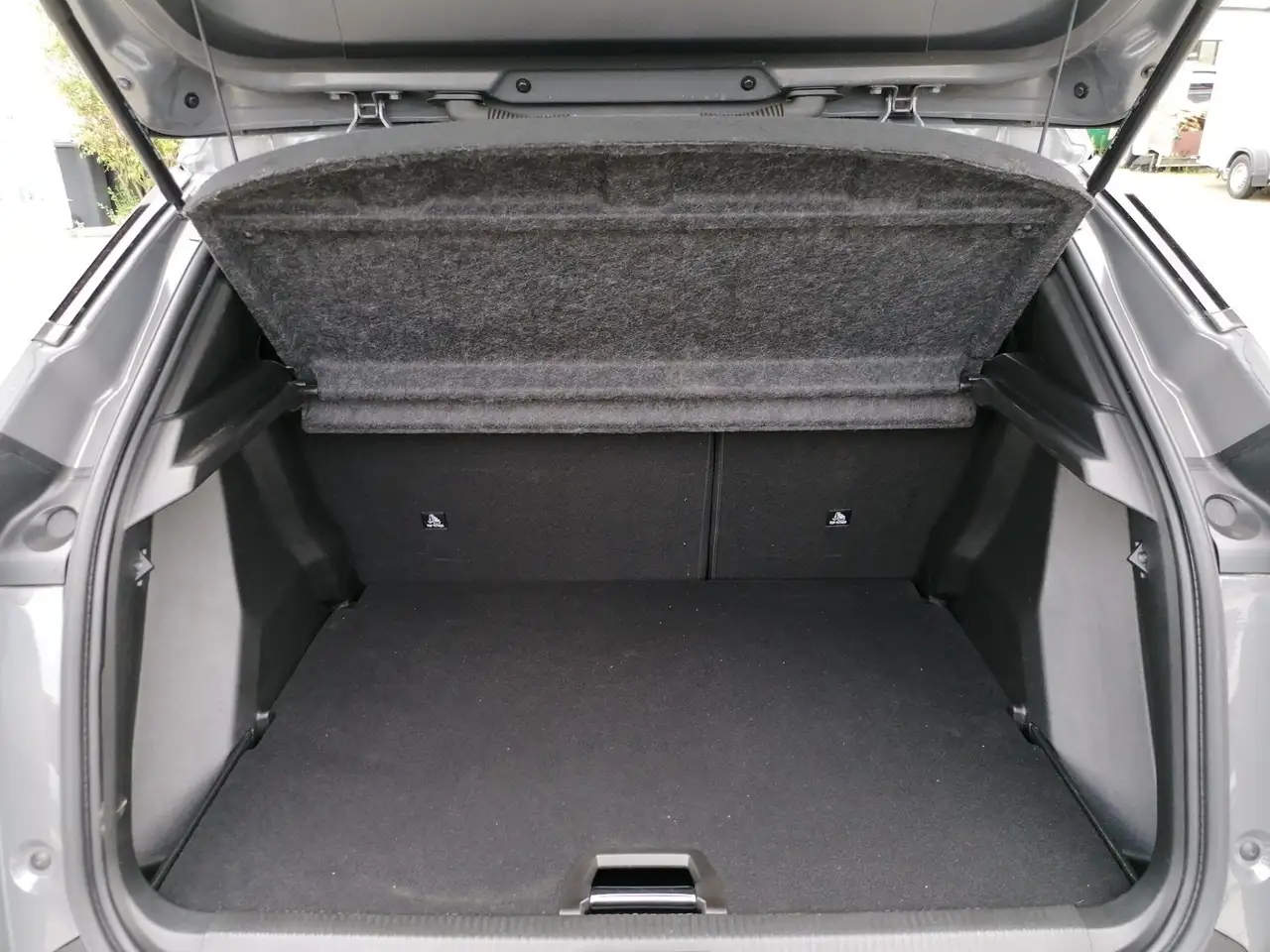 Peugeot 2008 1.2 PureTech 130 Allure LED PDC KlimaA AUT — معرض صور السيارة 11