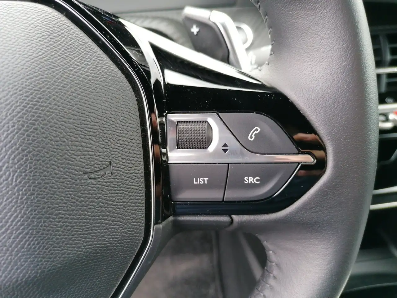 Peugeot 2008 1.2 PureTech 130 Allure LED PDC KlimaA AUT — معرض صور السيارة 20