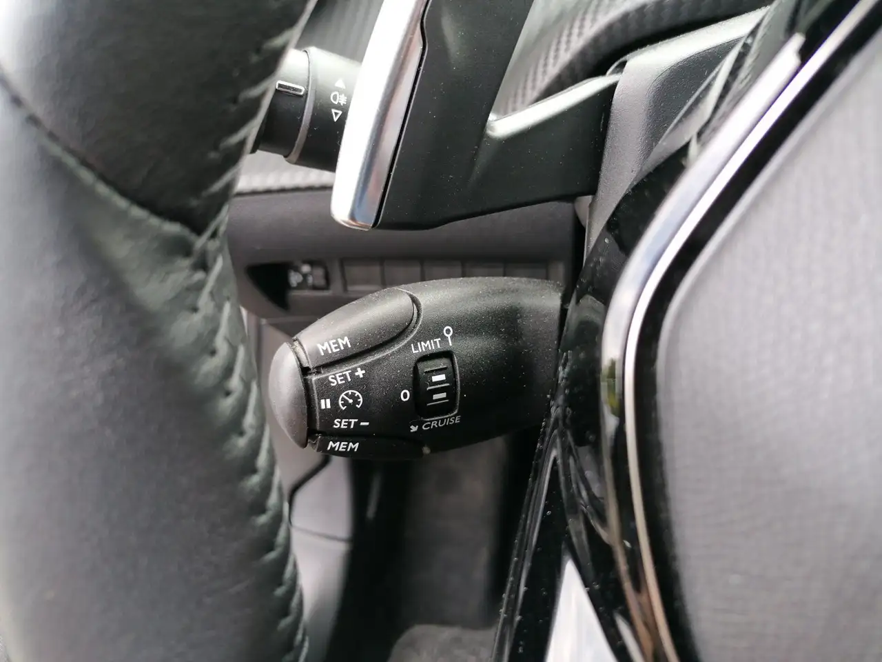 Peugeot 2008 1.2 PureTech 130 Allure LED PDC KlimaA AUT — معرض صور السيارة 18