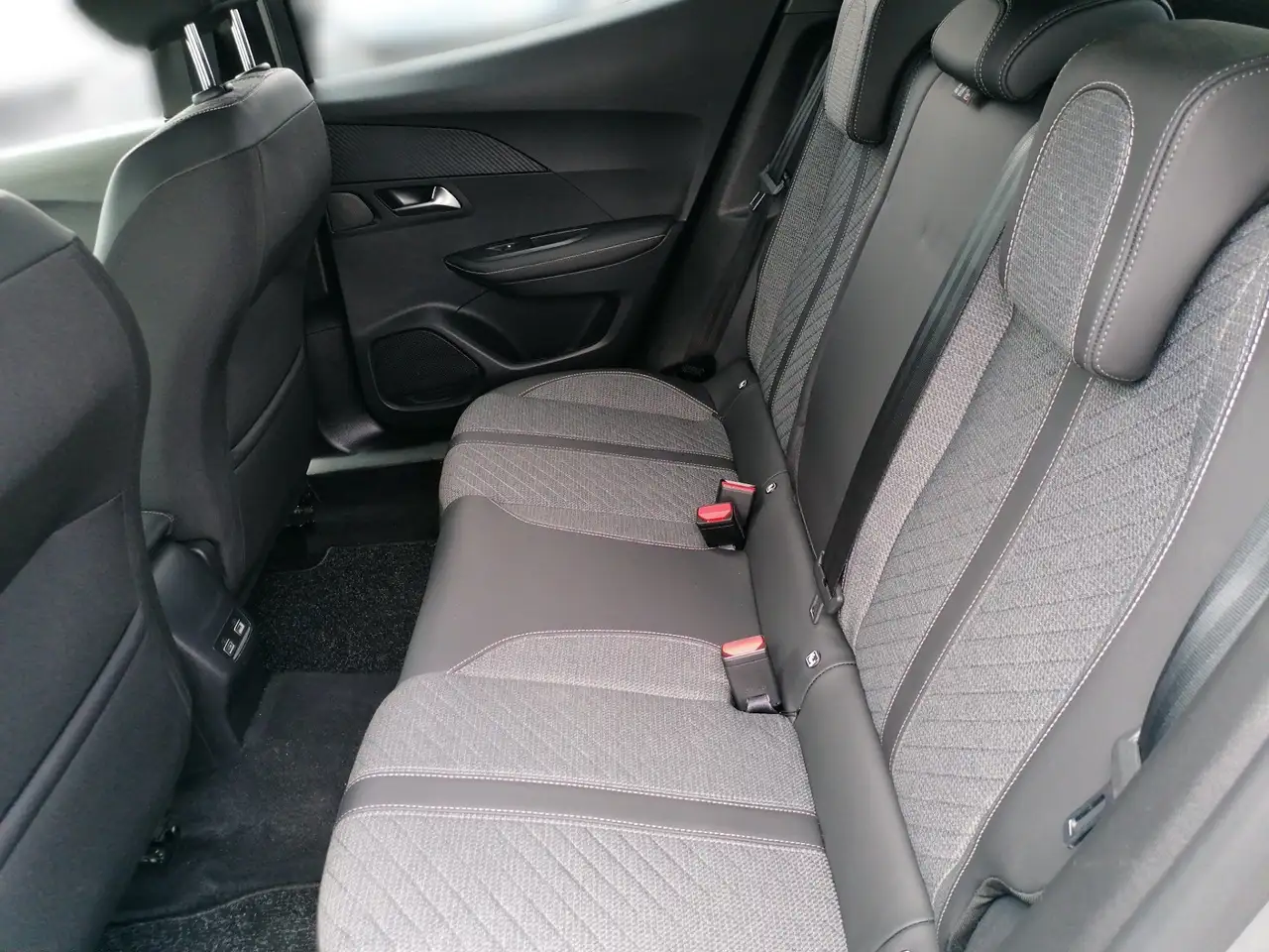 Peugeot 2008 1.2 PureTech 130 Allure LED PDC KlimaA AUT — معرض صور السيارة 7
