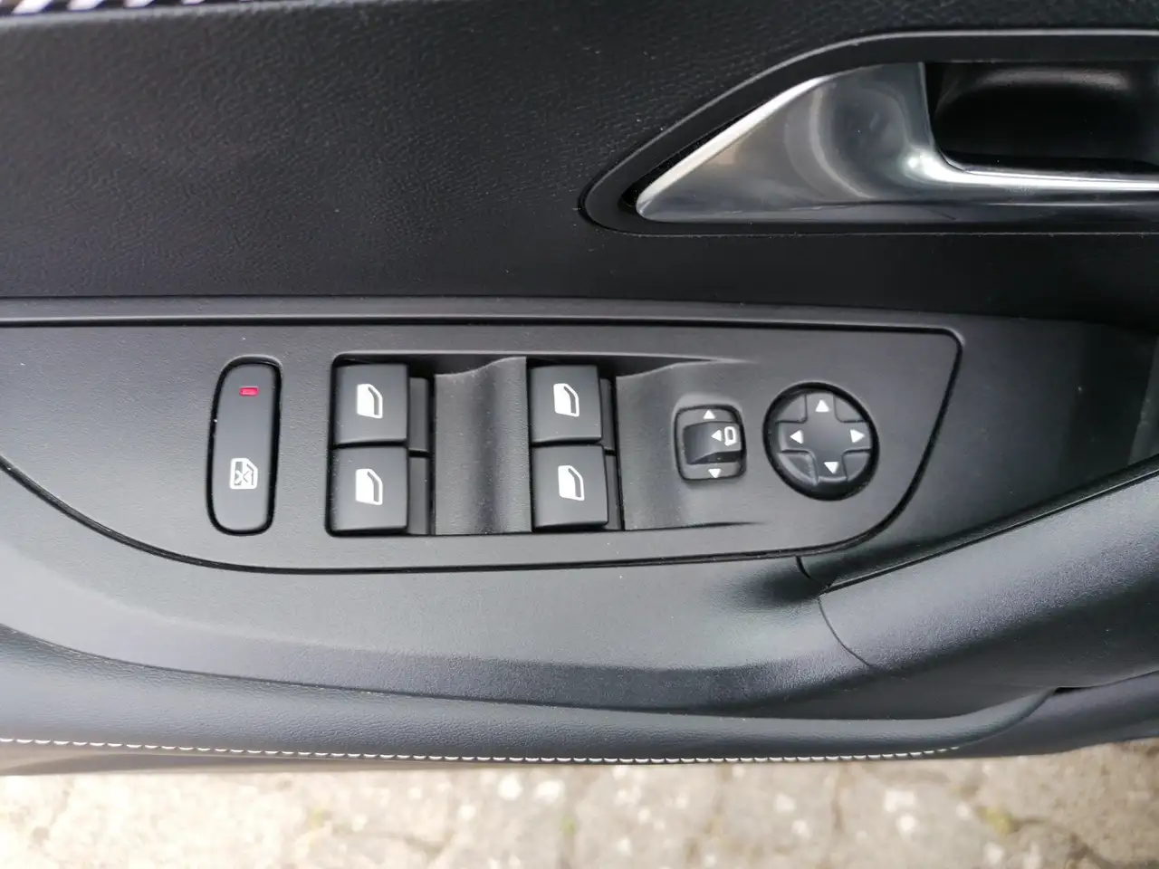 Peugeot 2008 1.2 PureTech 130 Allure LED PDC KlimaA AUT — معرض صور السيارة 16