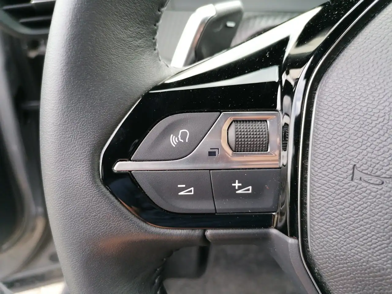 Peugeot 2008 1.2 PureTech 130 Allure LED PDC KlimaA AUT — معرض صور السيارة 19