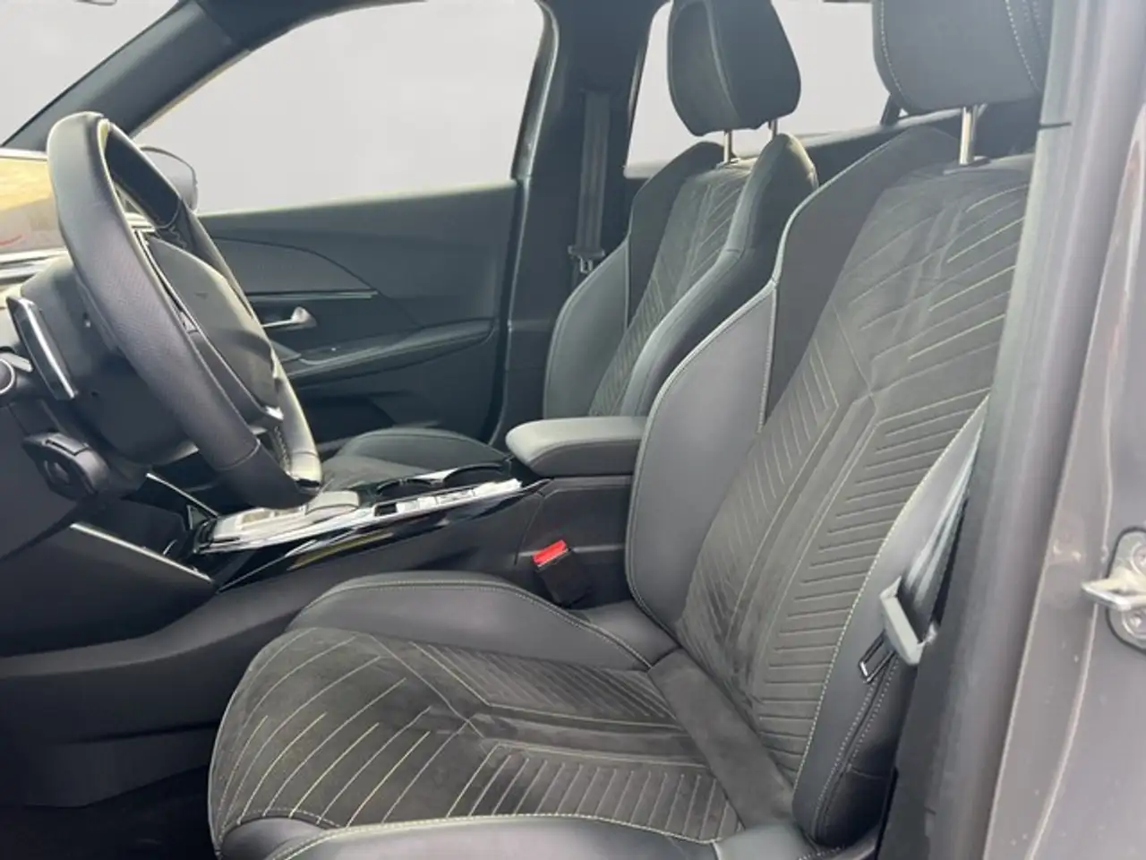 Peugeot 2008 GT PureTech 130 EAT8 — Galería del vehículo 8