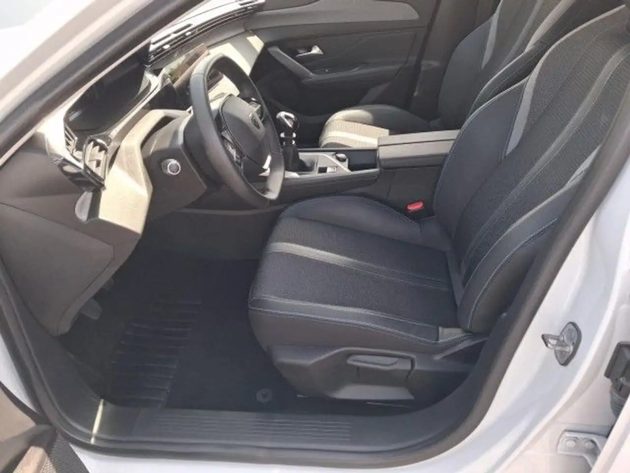 Peugeot 308 SW Allure Navi LED 1.2 Turbo Benzin Bluetooth — Vehicle gallery 11