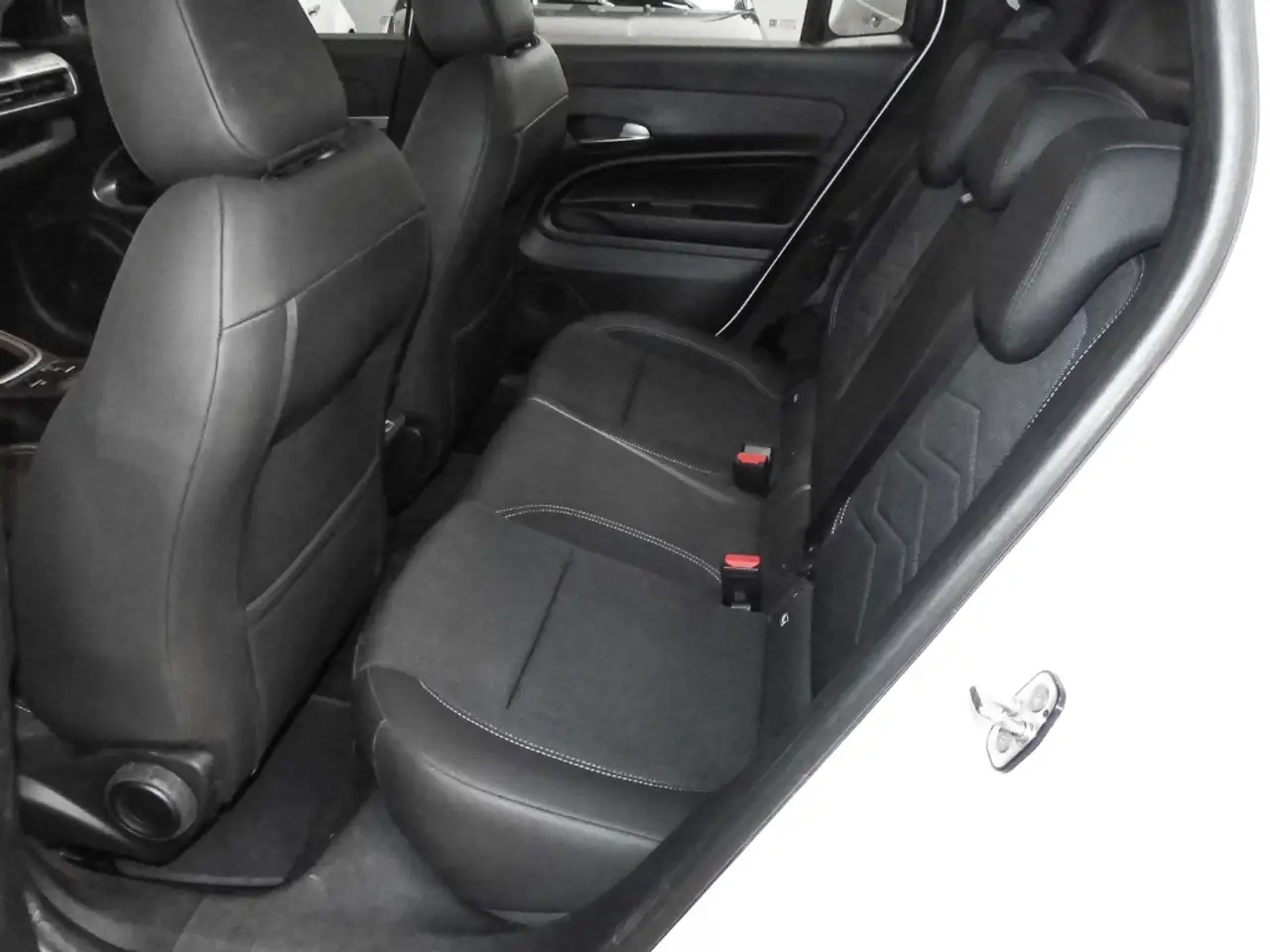 Jeep Avenger Altitude Electric Digitales Cockpit LED ACC Apple — Vehicle gallery 14