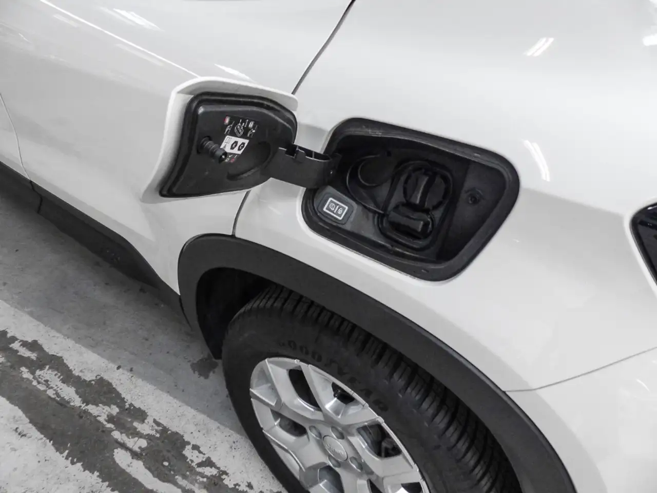 Jeep Avenger Altitude Electric Digitales Cockpit LED ACC Apple — Vehicle gallery 16