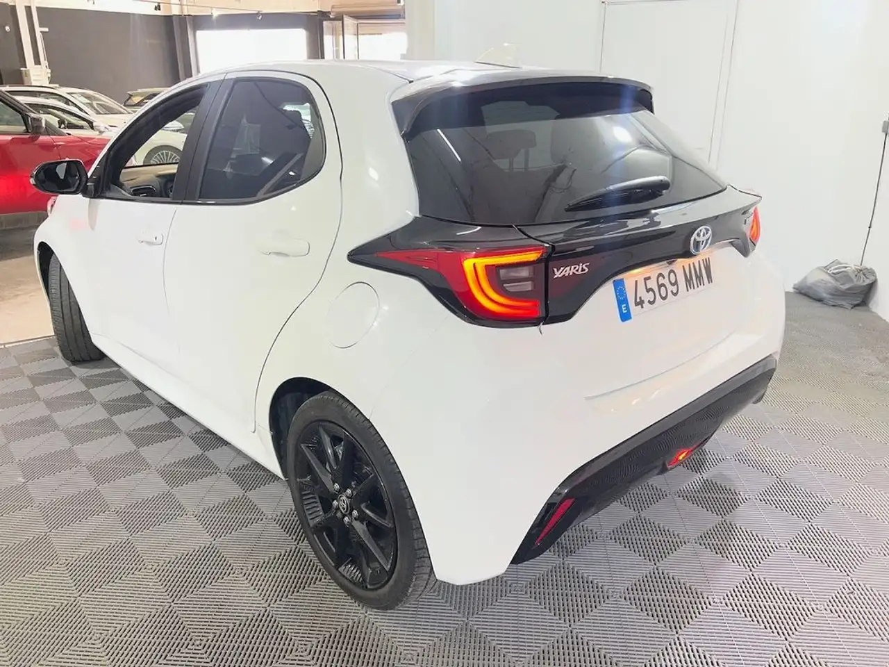 Toyota Yaris 120H 1.5 Active Plus — Galería del vehículo 2