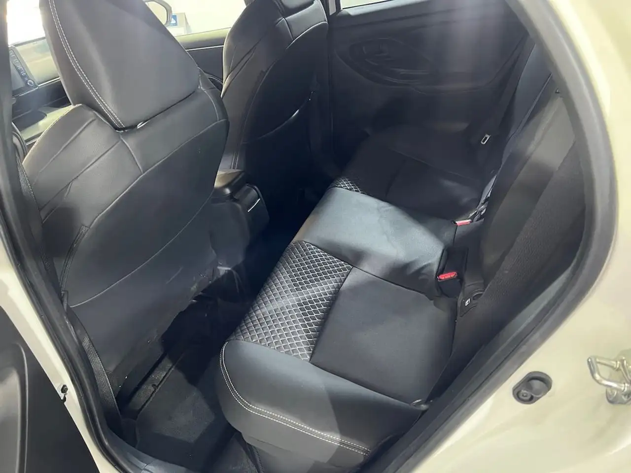 Toyota Yaris 120H 1.5 Active Plus — Galería del vehículo 8
