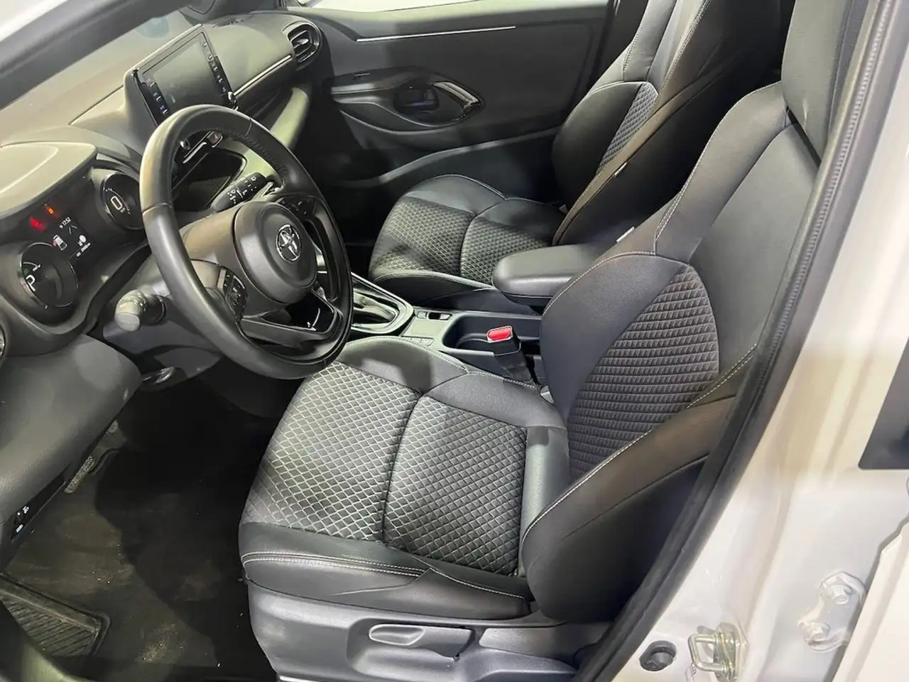 Toyota Yaris 120H 1.5 Active Plus — Galería del vehículo 7