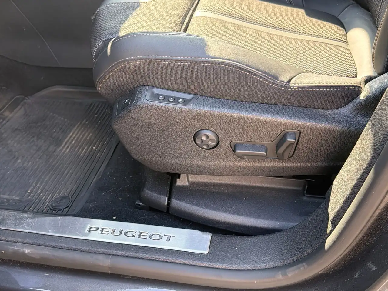 Peugeot 5008 GT 7-Sitzer ACC+LED+Navi+SHZ+Kam. — Vehicle gallery 15