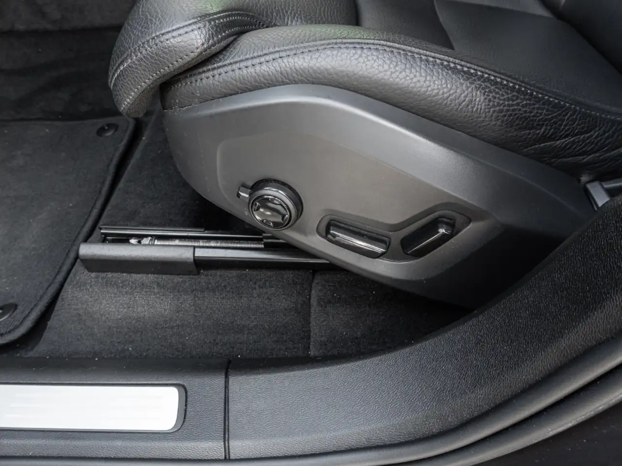Volvo XC60 Plus Dark 2WD Digitales Cockpit Memory Sitze Sound — Vehicle gallery 14