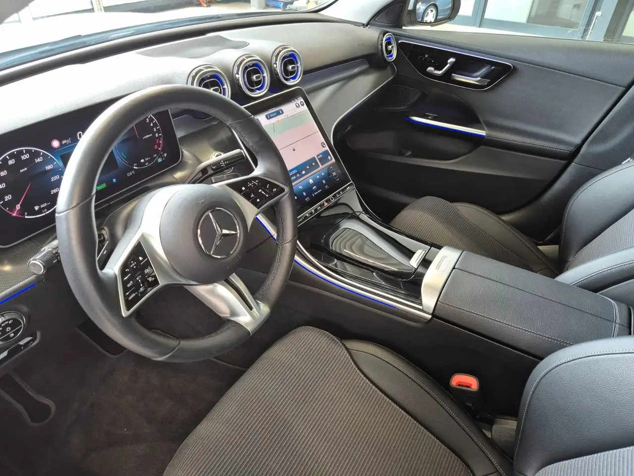 Mercedes-Benz C 300 T e AVANTGARDE MBUX CAM MEMORY DISTRO PANO — Galerie du véhicule 19