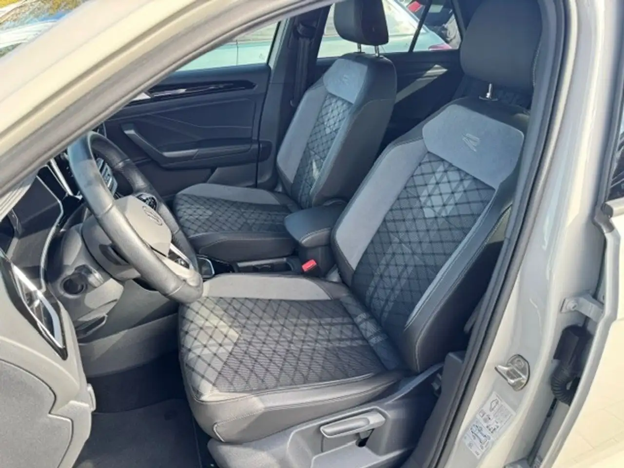 Volkswagen T-Roc 1.0 l TSI R-Line OPF KLIMA LED ALU — Vehicle gallery 6