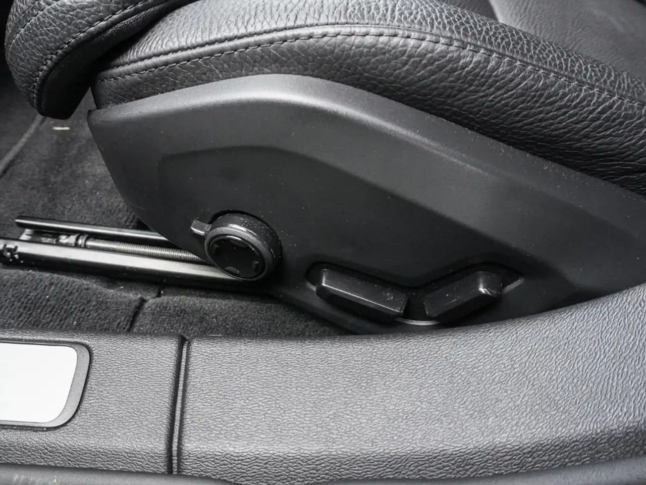 Volvo V60 Kombi Core B3 Benzin EU6d AHK Digitales Cockpit Me — Galería del vehículo 12