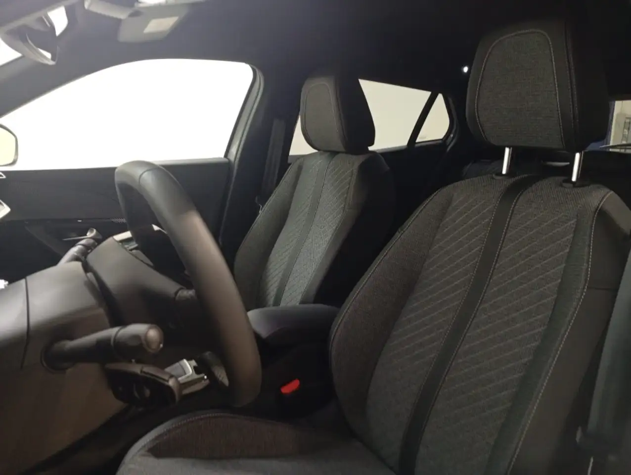 Peugeot 2008 1.2 PureTech S&S Allure 100 — Galerie du véhicule 17