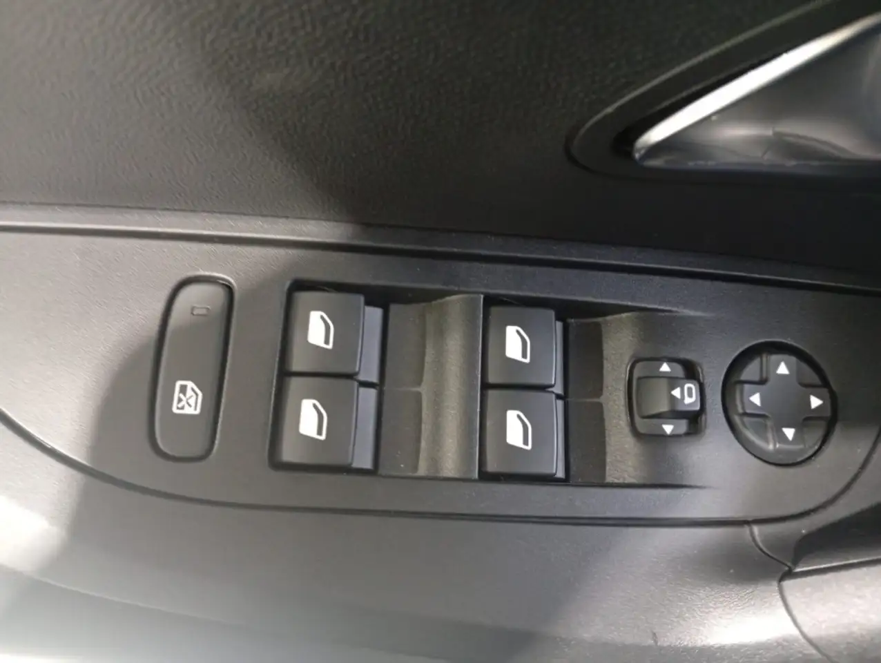 Peugeot 2008 1.2 PureTech S&S Allure 100 — Galerie du véhicule 18