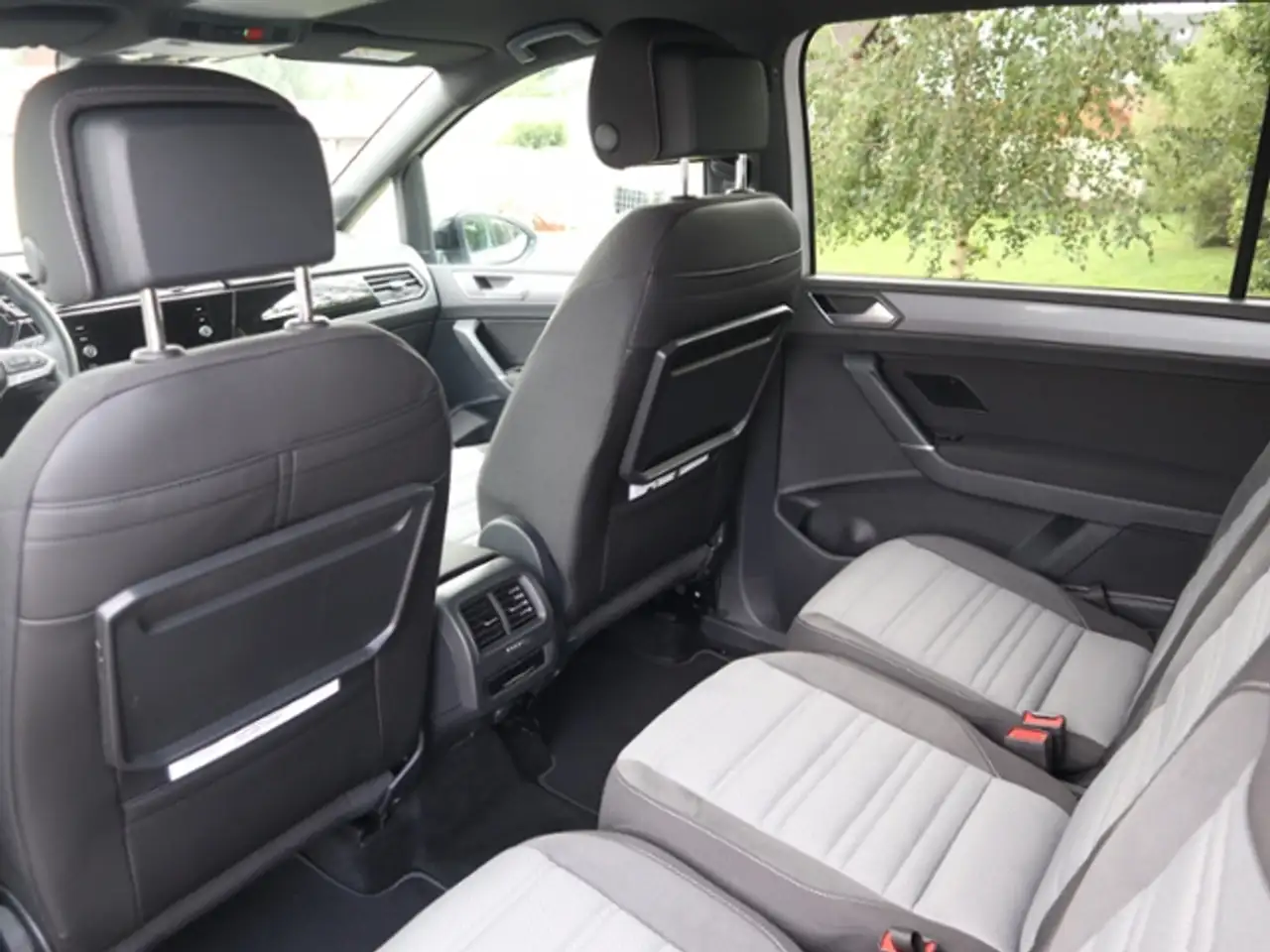 Volkswagen Touran Highline *R-Line* 1.5 TSI DSG 7-Sitzer — معرض صور السيارة 10