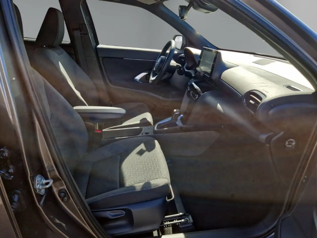 Toyota Yaris Cross Hybrid FWD Team Deutschland Navi LED Apple CarPlay — Galería del vehículo 12