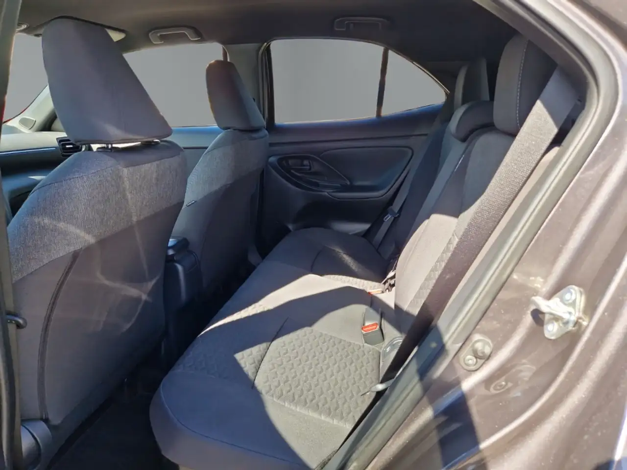 Toyota Yaris Cross Hybrid FWD Team Deutschland Navi LED Apple CarPlay — Galería del vehículo 11