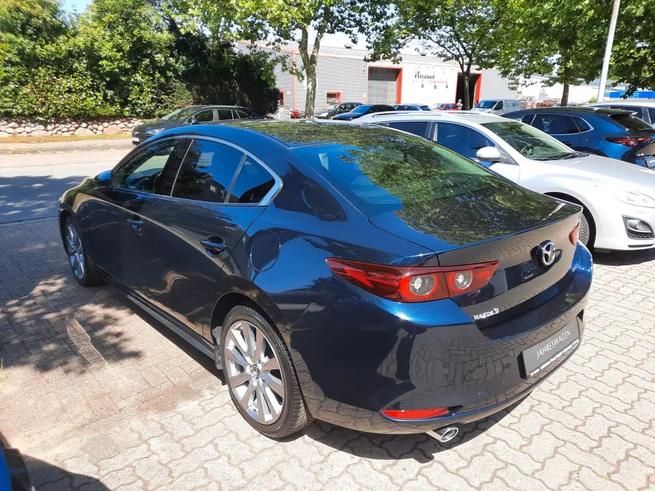 Mazda 3 4SN Limo 2.5L e-SKYACTIV G 140ps 6AT Exclusive — معرض صور السيارة 3