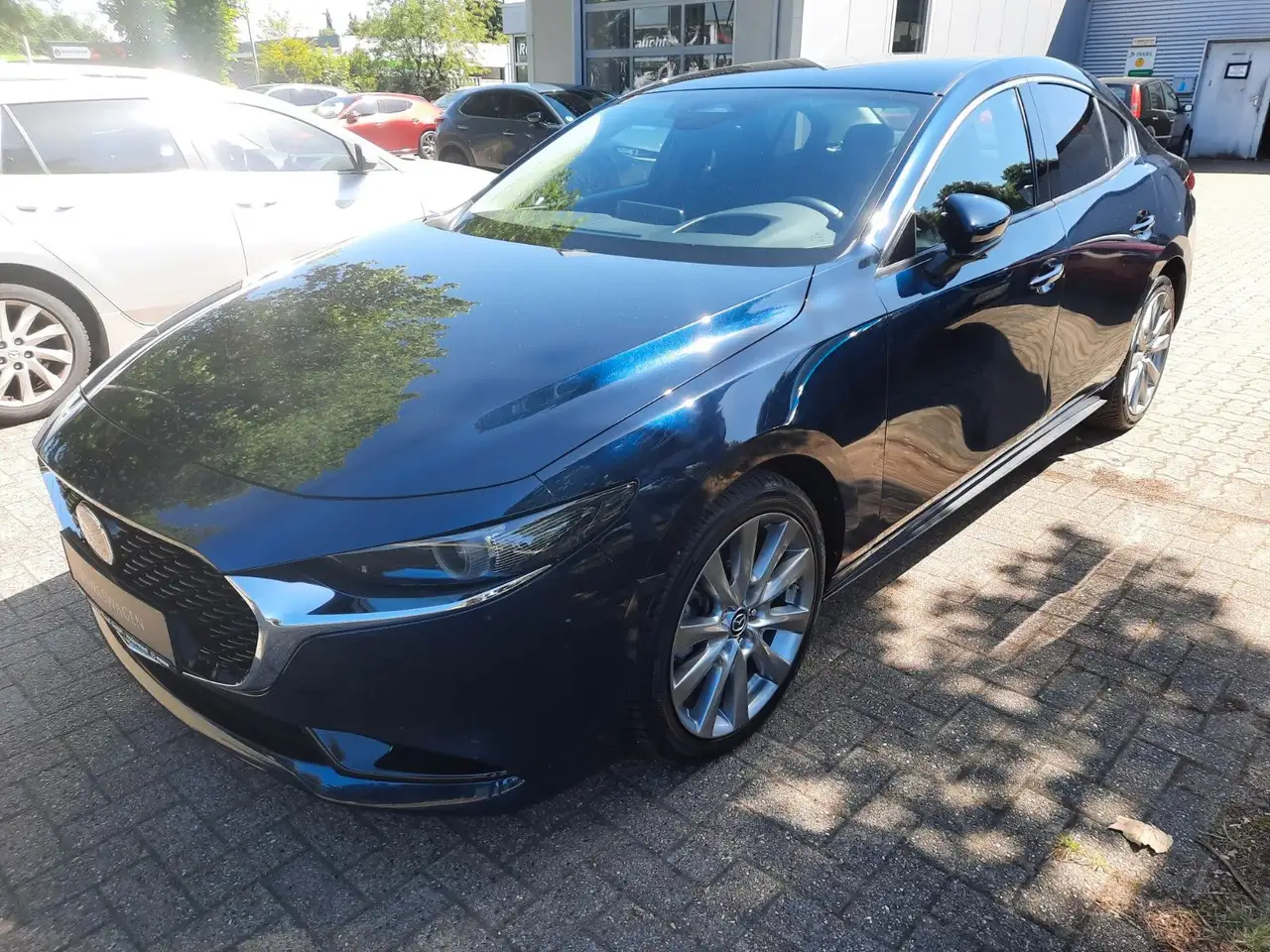 Mazda 3 4SN Limo 2.5L e-SKYACTIV G 140ps 6AT Exclusive — معرض صور السيارة 4