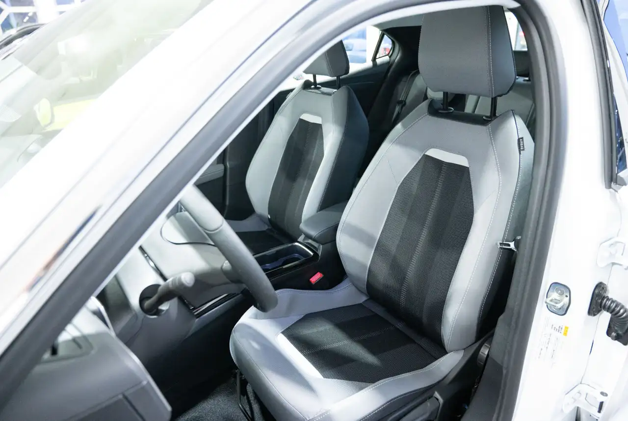 Opel Mokka Elegance 1.2 Direct Injection Turbo 100 PS MT6 *SHZ*ALLWETTER*KLIMA* — Vehicle gallery 7
