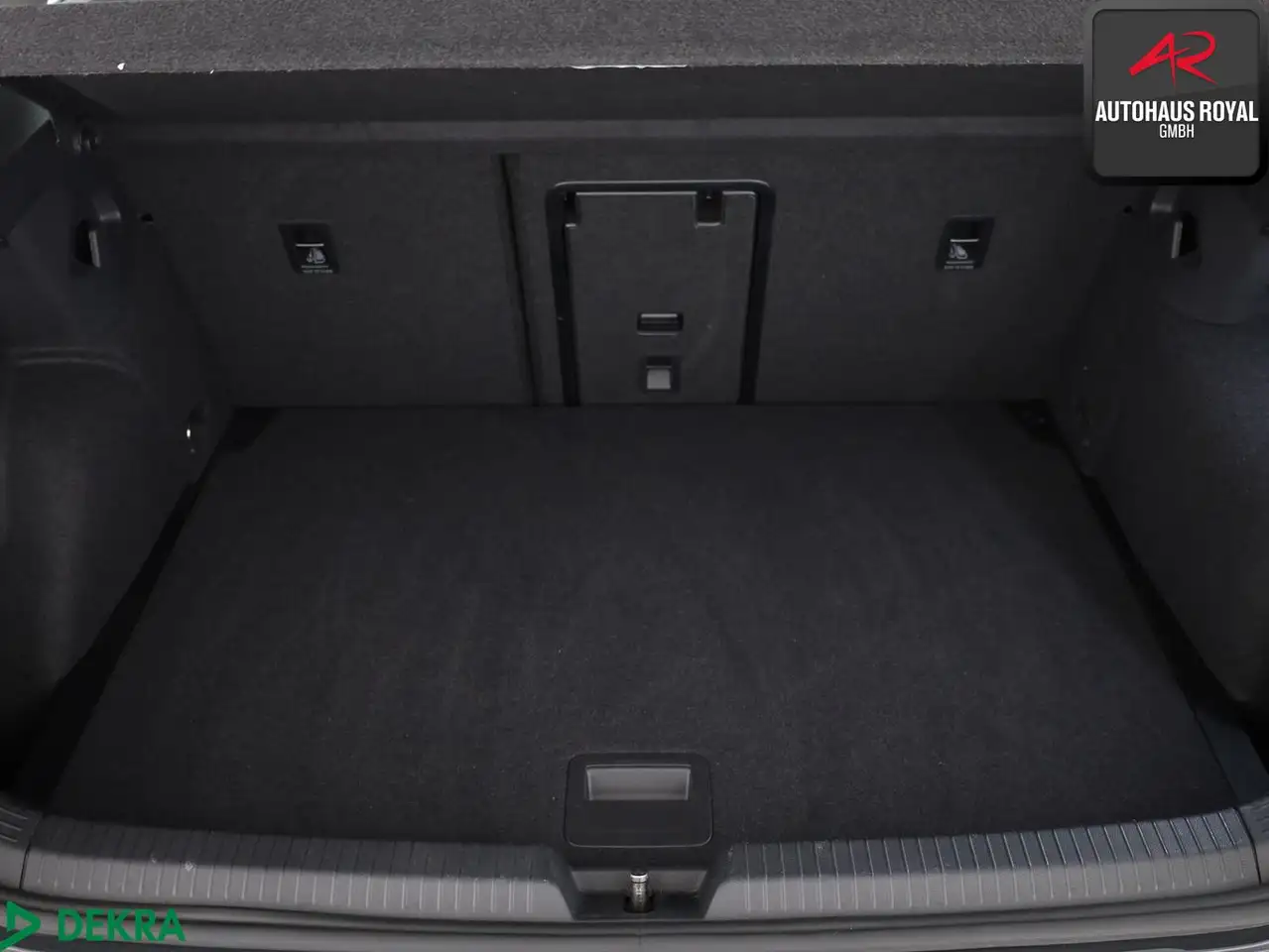 Volkswagen Golf VIII 2.0 TSI STYLE MASSAGE,MEMORY,ACC,1.HD — Galería del vehículo 13