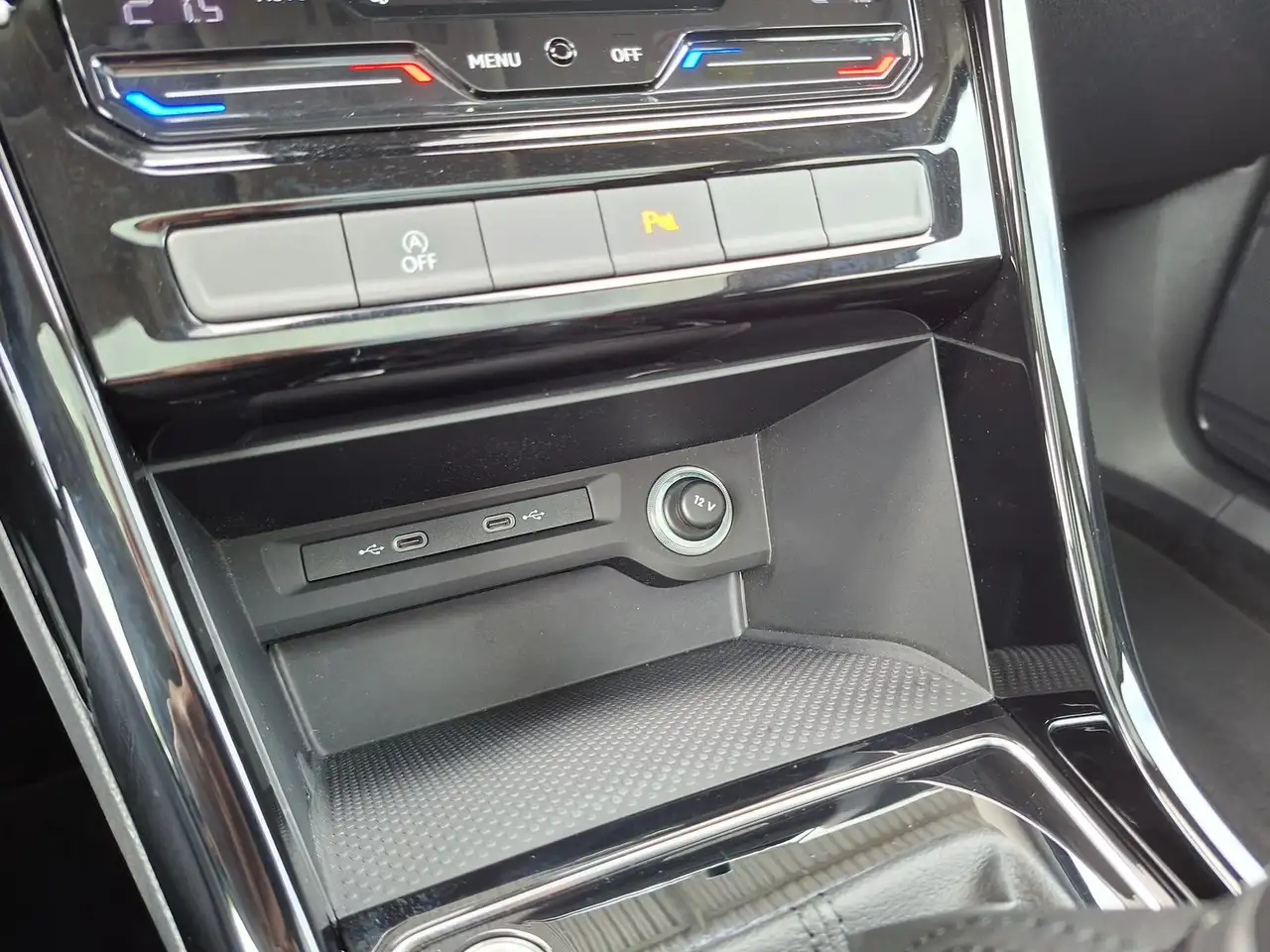 Volkswagen Touran Highline 1.5TSI AHK Panorama Nav Massage — Galería del vehículo 22