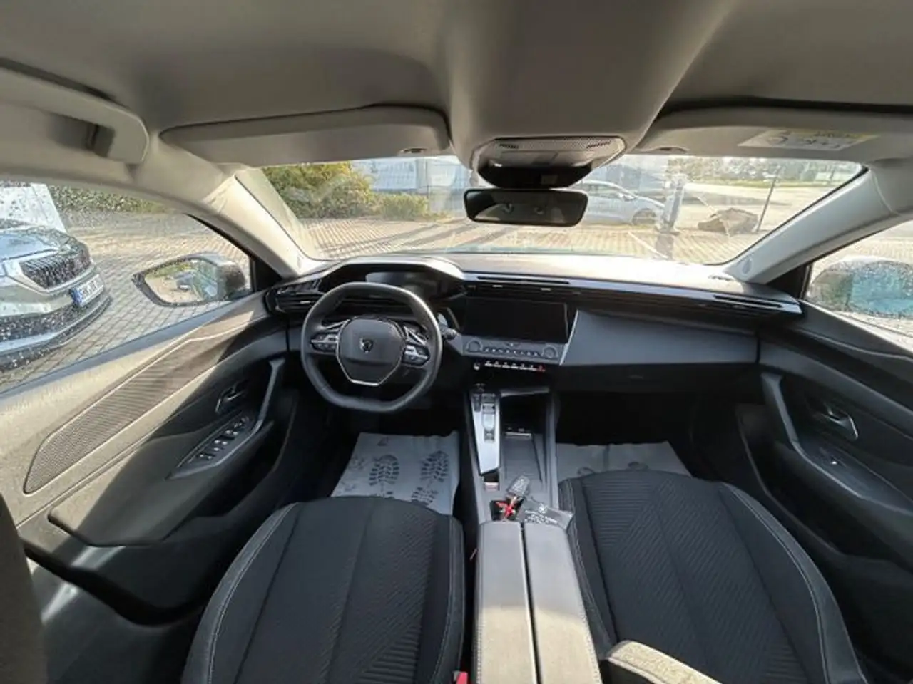 Peugeot 308 PureTech 130 EAT8 Allure SW — معرض صور السيارة 18
