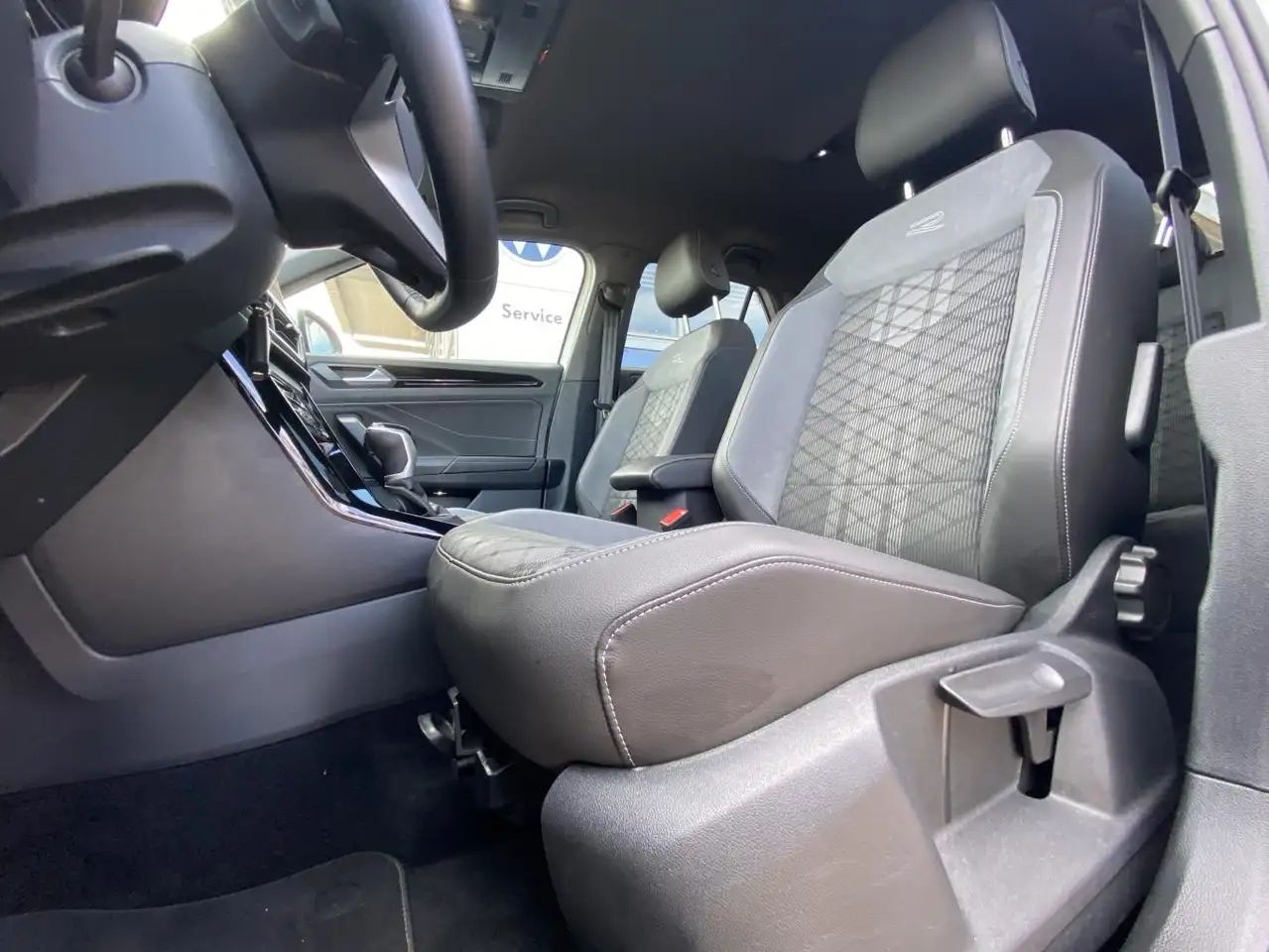 Volkswagen T-Roc 1.5 TSI DSG R-Line AHK+APP-CONNECT+VIRTUAL — معرض صور السيارة 9