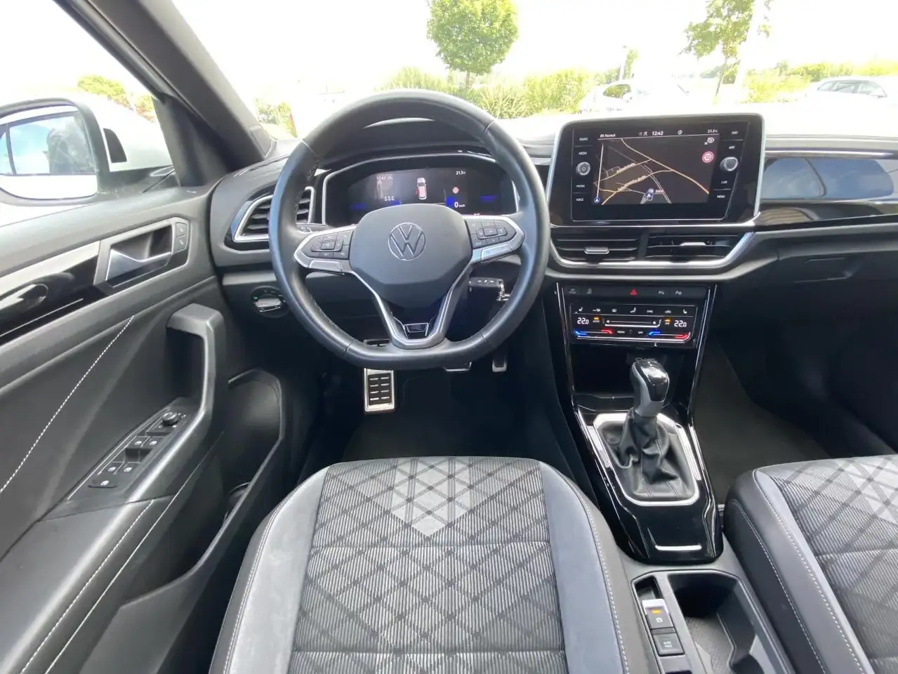 Volkswagen T-Roc 1.5 TSI DSG R-Line AHK+APP-CONNECT+VIRTUAL — معرض صور السيارة 13