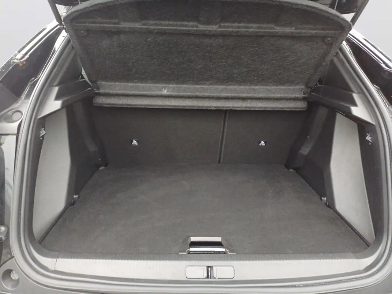 Peugeot 2008 Neuer 2008 Allure PureTech 100 — معرض صور السيارة 7