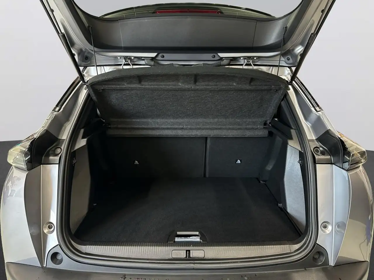Peugeot 2008 GT PureTech EAT8 — معرض صور السيارة 8