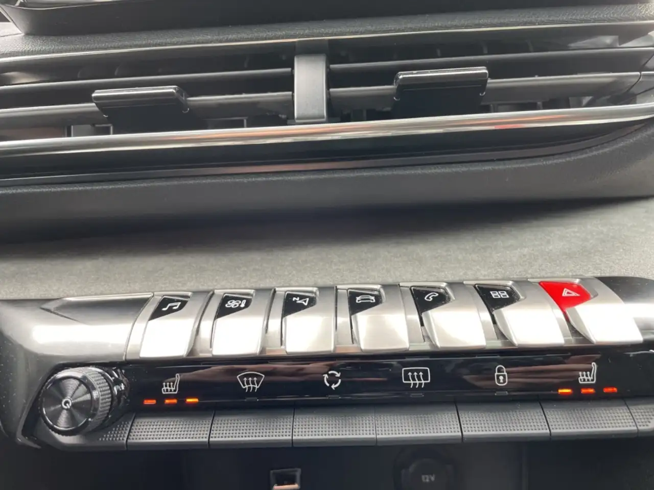 Peugeot 3008 GT PT 130 EAT8 PANO LED ACC Navi Digitales Cockpit — معرض صور السيارة 18