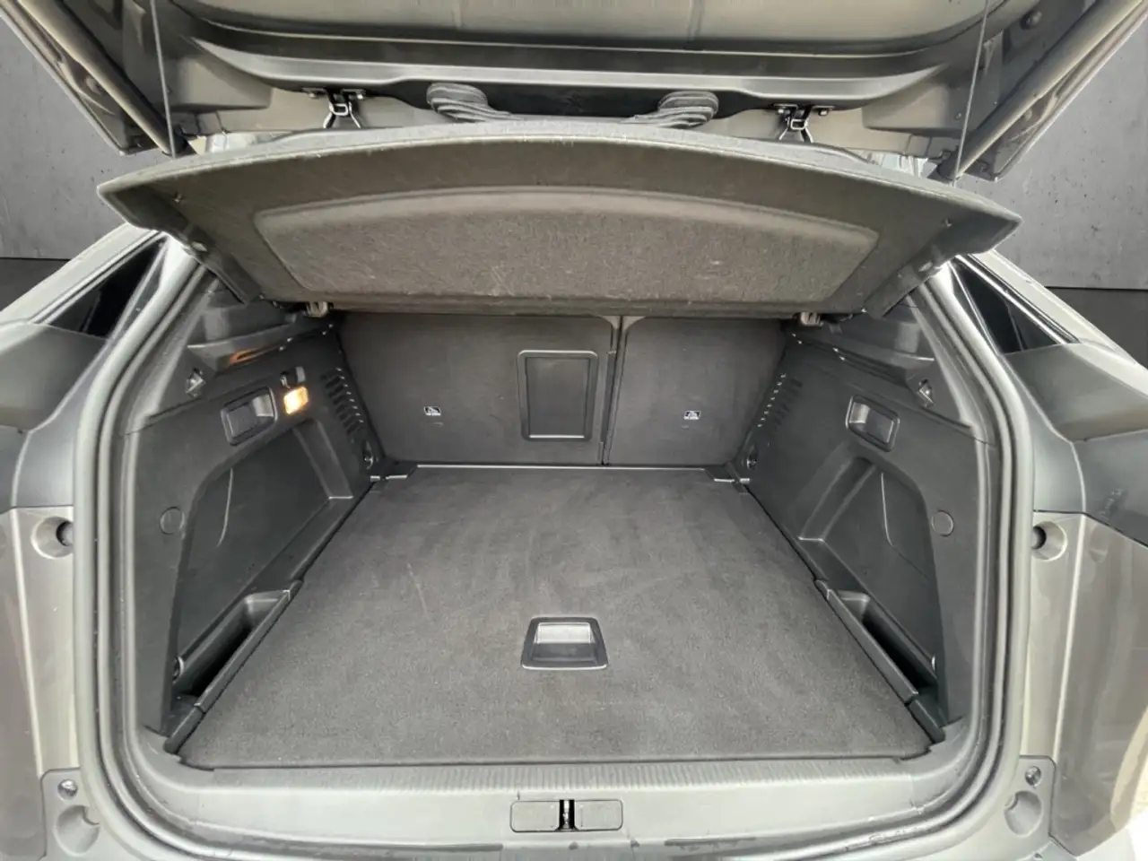 Peugeot 3008 GT PT 130 EAT8 PANO LED ACC Navi Digitales Cockpit — معرض صور السيارة 7