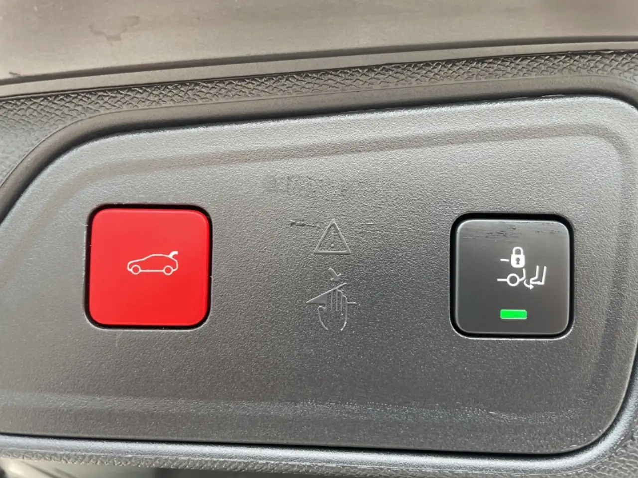 Peugeot 3008 GT PT 130 EAT8 PANO LED ACC Navi Digitales Cockpit — معرض صور السيارة 21