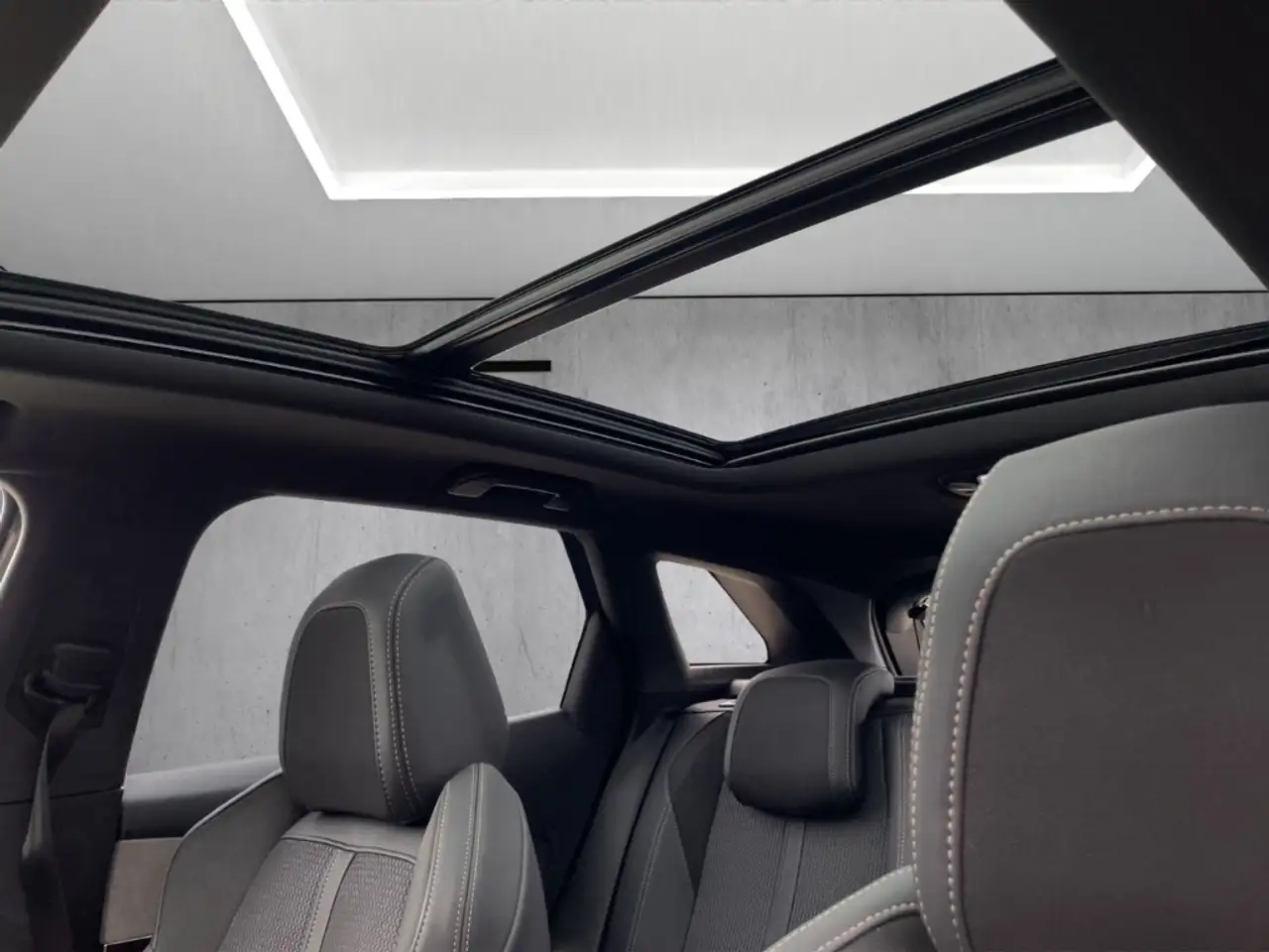 Peugeot 3008 GT PT 130 EAT8 PANO LED ACC Navi Digitales Cockpit — معرض صور السيارة 17