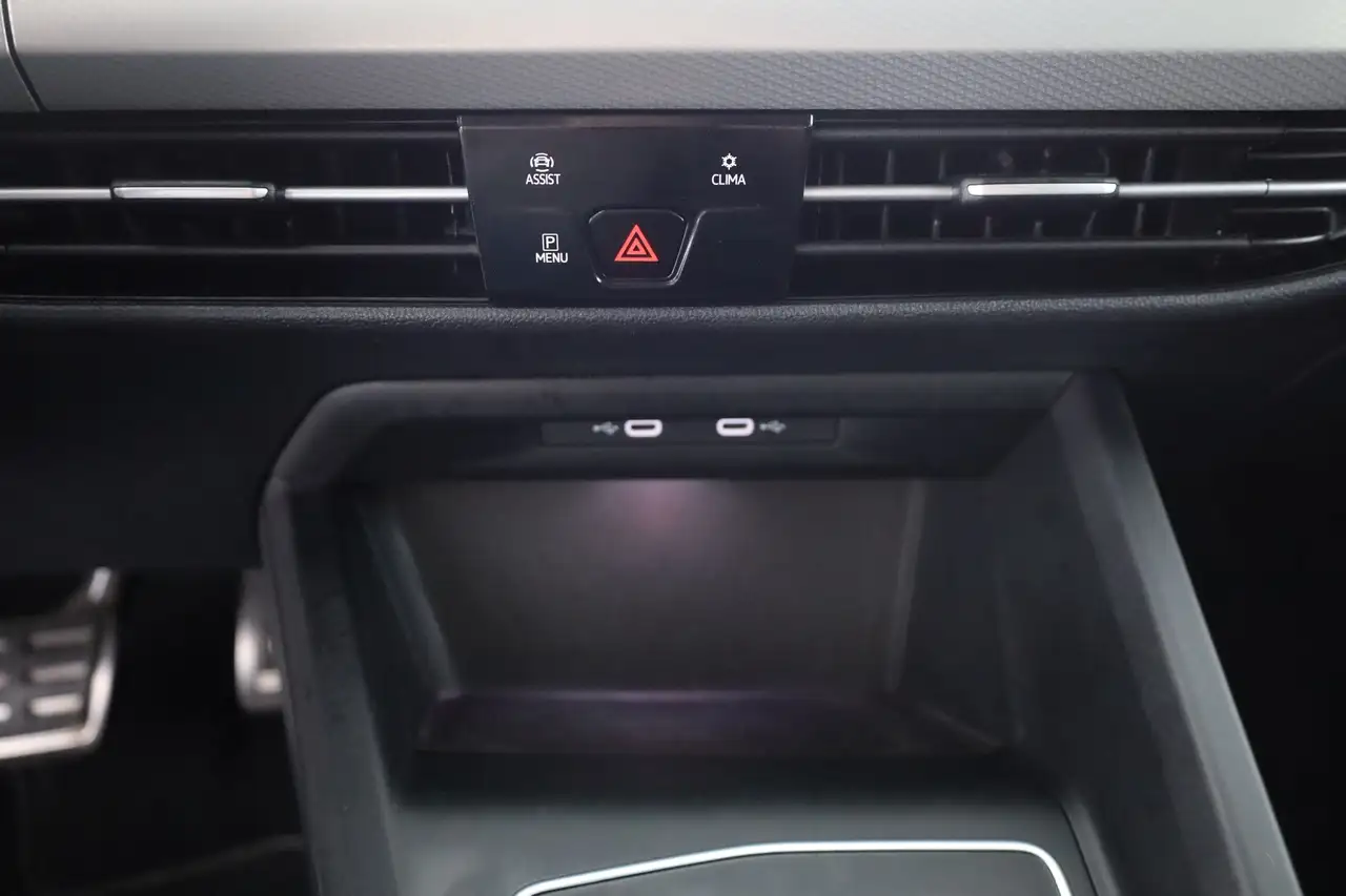 Volkswagen Golf VIII 1.0 eTSI DSG Move LED Navi Winterpaket — Galería del vehículo 12