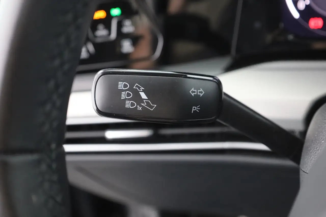 Volkswagen Golf VIII 1.0 eTSI DSG Move LED Navi Winterpaket — Galería del vehículo 18