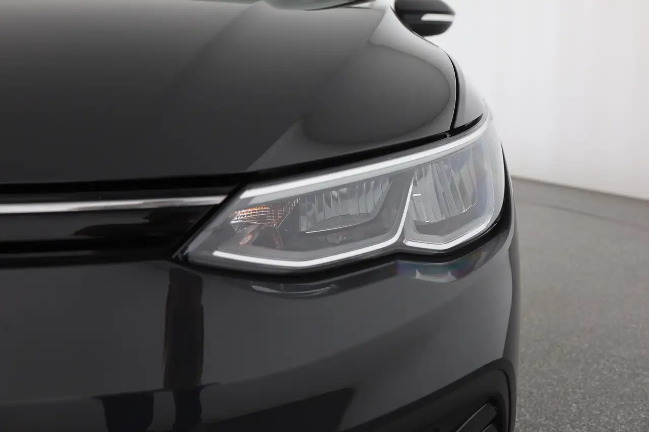 Volkswagen Golf VIII 1.0 eTSI DSG Move LED Navi Winterpaket — Galería del vehículo 27
