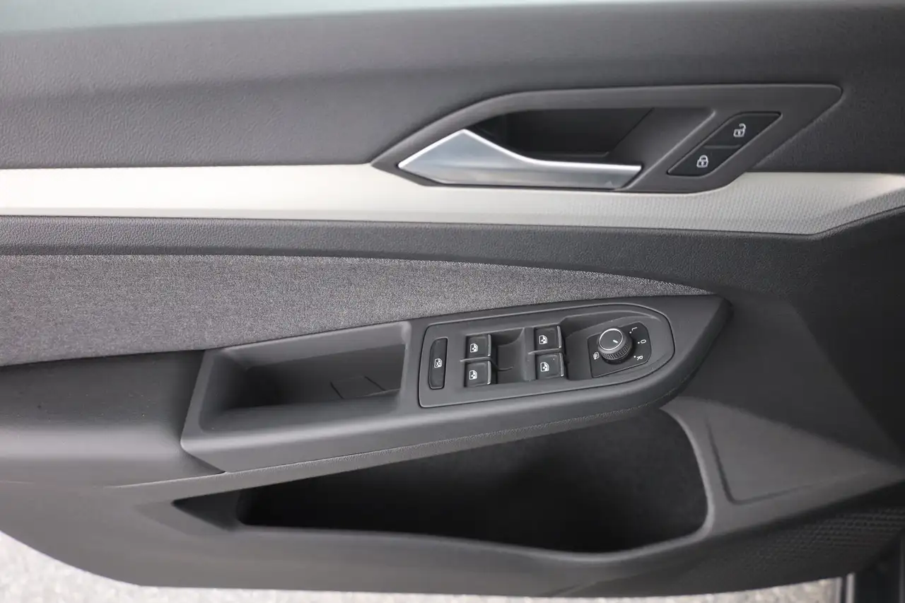 Volkswagen Golf VIII 1.0 eTSI DSG Move LED Navi Winterpaket — Galería del vehículo 21