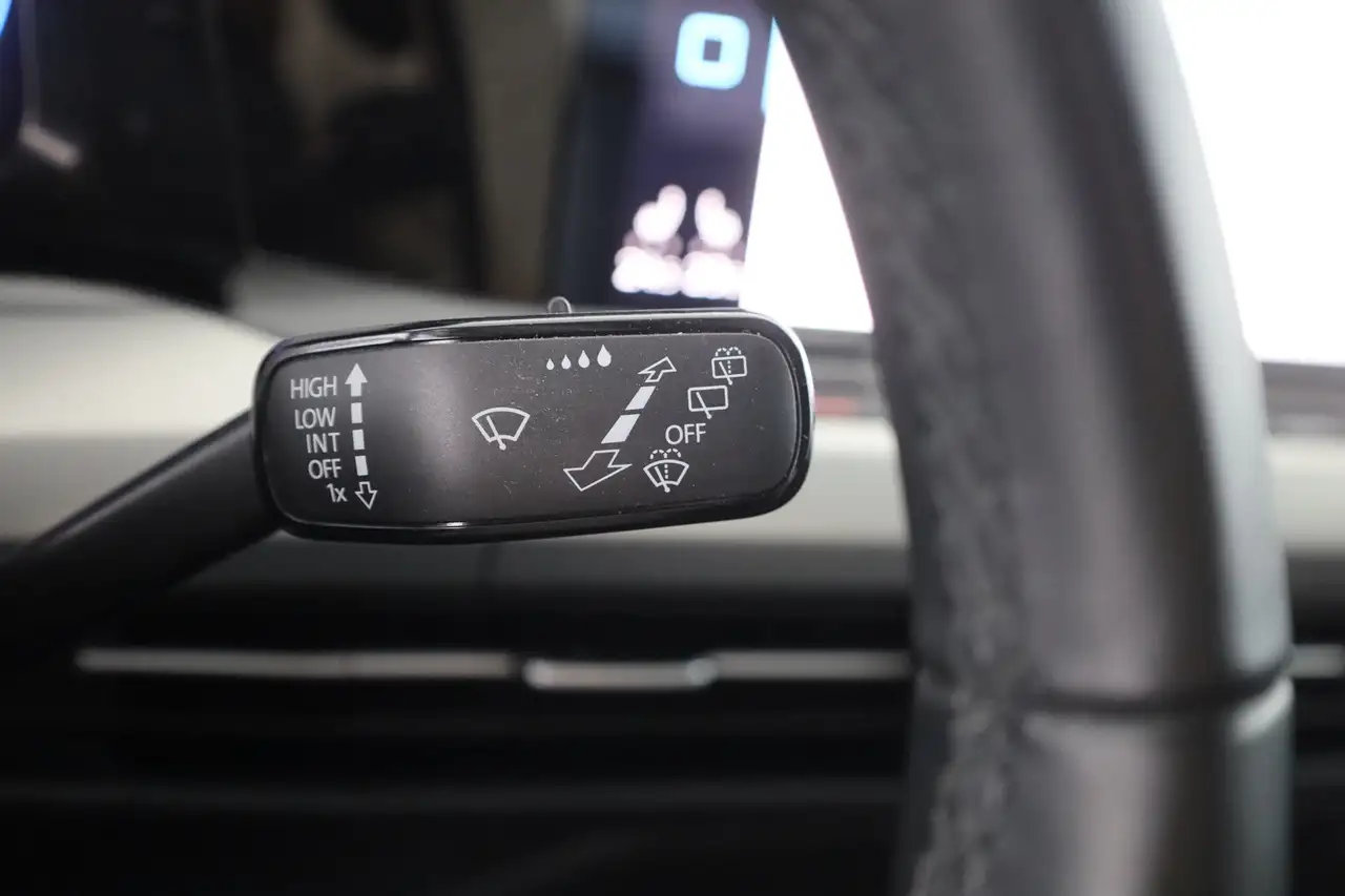 Volkswagen Golf VIII 1.0 eTSI DSG Move LED Navi Winterpaket — Galería del vehículo 19